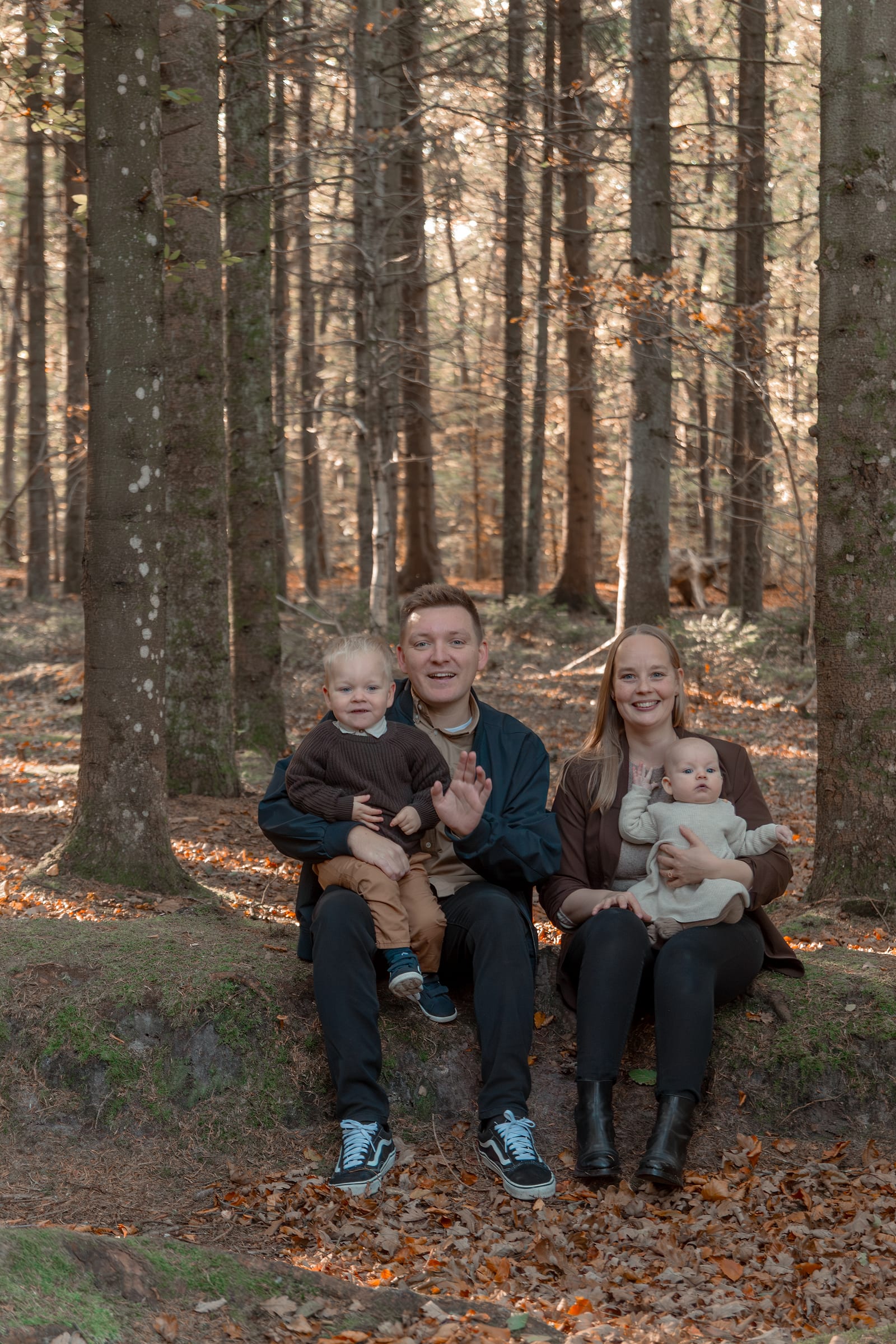 Familie i tre generationer samlet i efterårsskov